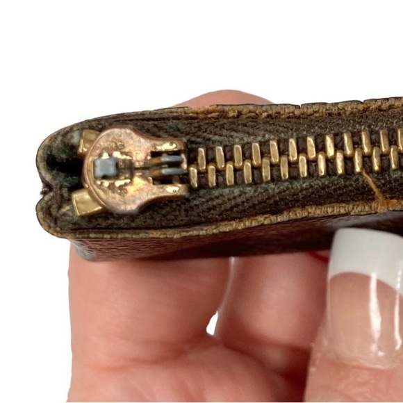 Louis Vuitton keychain pouch - Picture 7 of 9